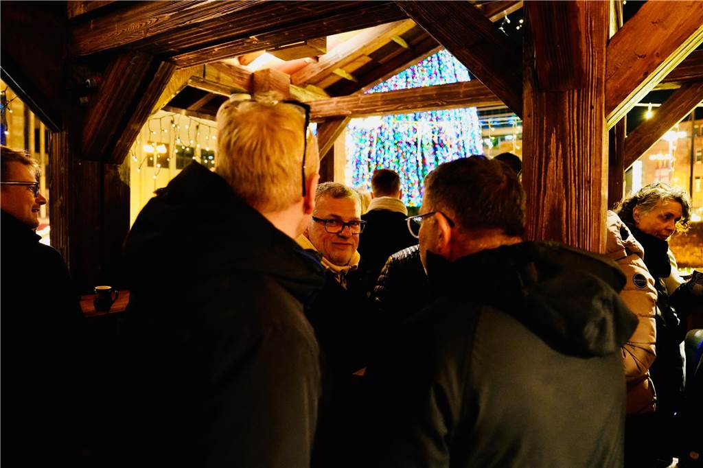 Zur offiziellen Eröffnung des Weihnachtsmarkts am Hansaplatz wurde der Baum das erste Mal erleuchtet. Viele Menschen kamen dafür nach Dortmund.