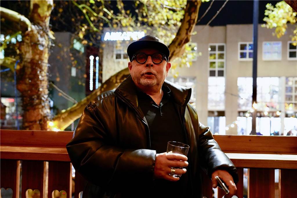 Zur offiziellen Eröffnung des Weihnachtsmarkts am Hansaplatz wurde der Baum das erste Mal erleuchtet. Viele Menschen kamen dafür nach Dortmund.