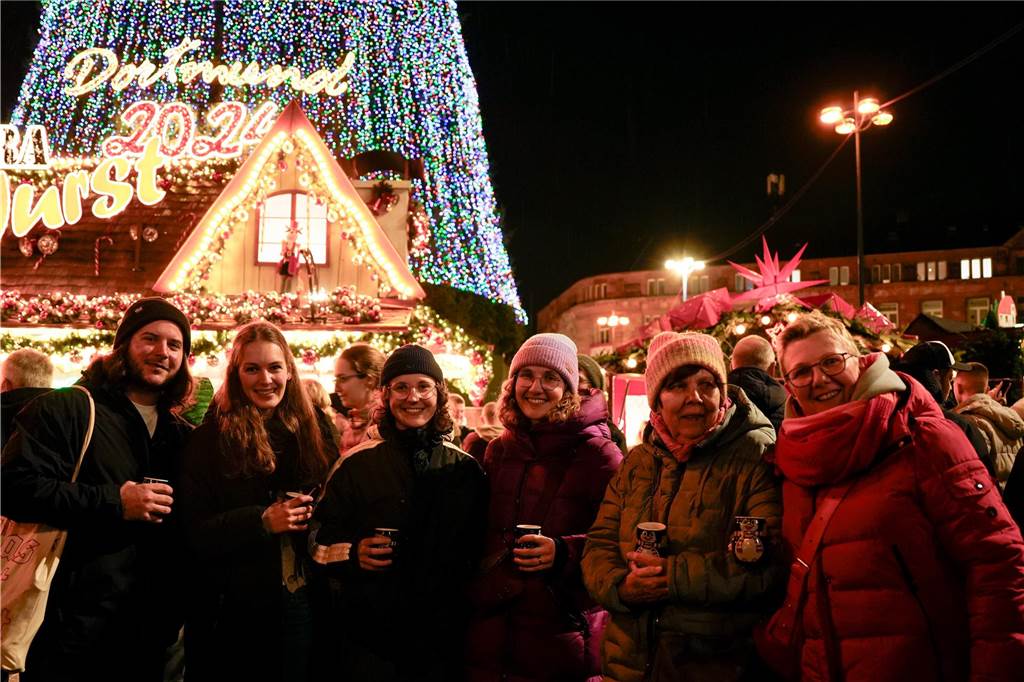 Zur offiziellen Eröffnung des Weihnachtsmarkts am Hansaplatz wurde der Baum das erste Mal erleuchtet. Viele Menschen kamen dafür nach Dortmund.