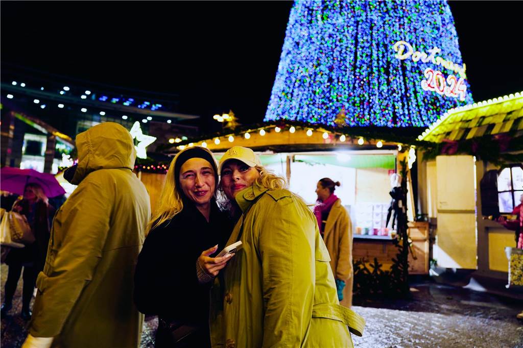 Zur offiziellen Eröffnung des Weihnachtsmarkts am Hansaplatz wurde der Baum das erste Mal erleuchtet. Viele Menschen kamen dafür nach Dortmund.