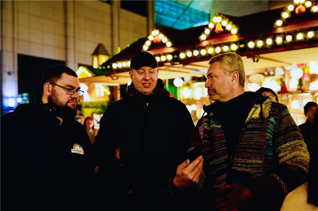 Zur offiziellen Eröffnung des Weihnachtsmarkts am Hansaplatz wurde der Baum das erste Mal erleuchtet. Viele Menschen kamen dafür nach Dortmund.