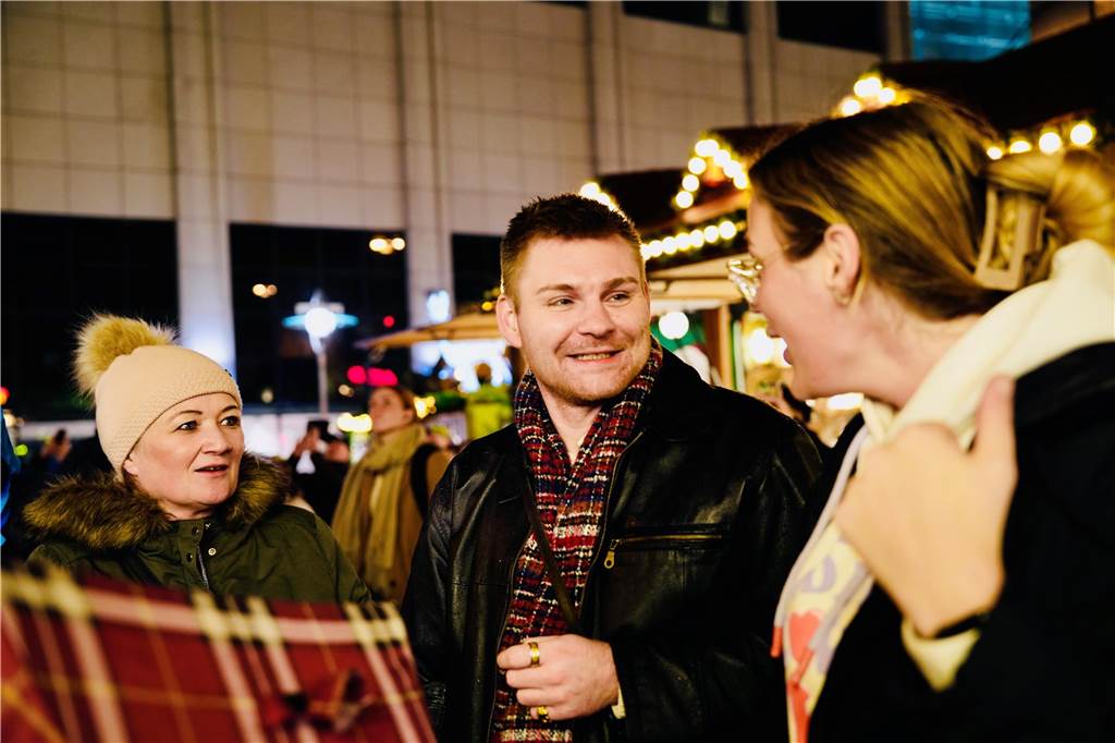 Zur offiziellen Eröffnung des Weihnachtsmarkts am Hansaplatz wurde der Baum das erste Mal erleuchtet. Viele Menschen kamen dafür nach Dortmund.