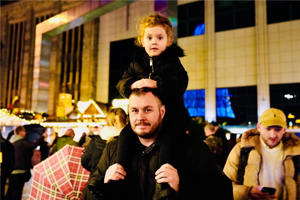 Zur offiziellen Eröffnung des Weihnachtsmarkts am Hansaplatz wurde der Baum das erste Mal erleuchtet. Viele Menschen kamen dafür nach Dortmund.