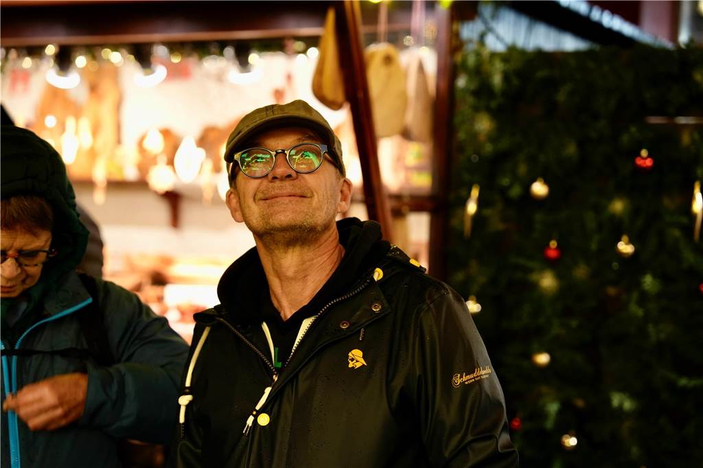 Zur offiziellen Eröffnung des Weihnachtsmarkts am Hansaplatz wurde der Baum das erste Mal erleuchtet. Viele Menschen kamen dafür nach Dortmund.