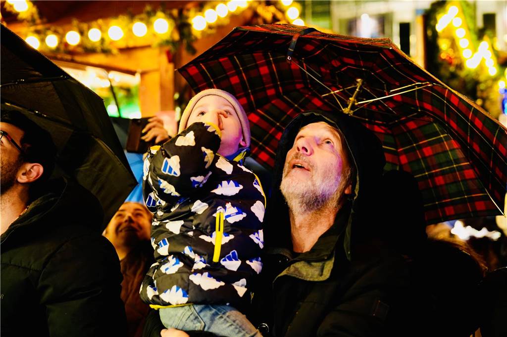 Zur offiziellen Eröffnung des Weihnachtsmarkts am Hansaplatz wurde der Baum das erste Mal erleuchtet. Viele Menschen kamen dafür nach Dortmund.