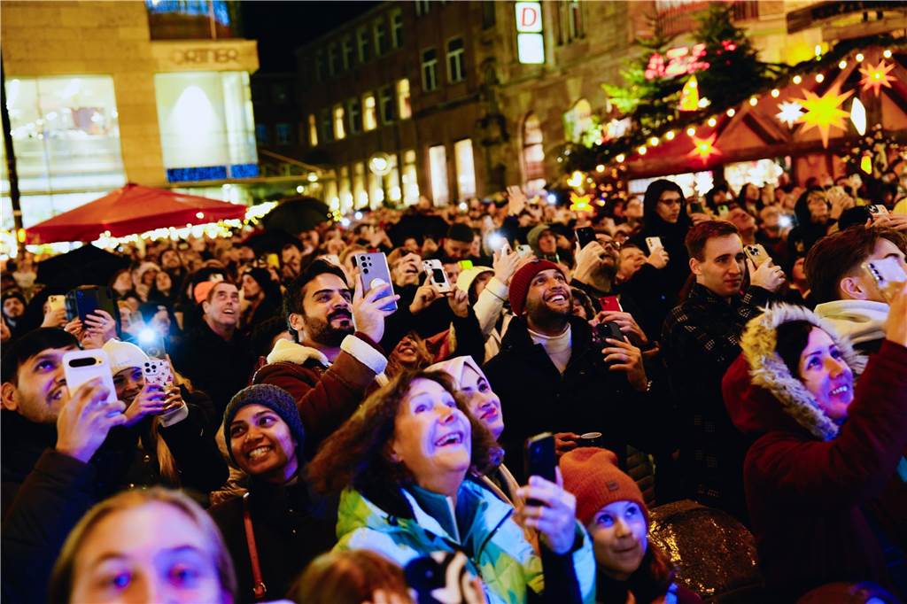 Zur offiziellen Eröffnung des Weihnachtsmarkts am Hansaplatz wurde der Baum das erste Mal erleuchtet. Viele Menschen kamen dafür nach Dortmund.