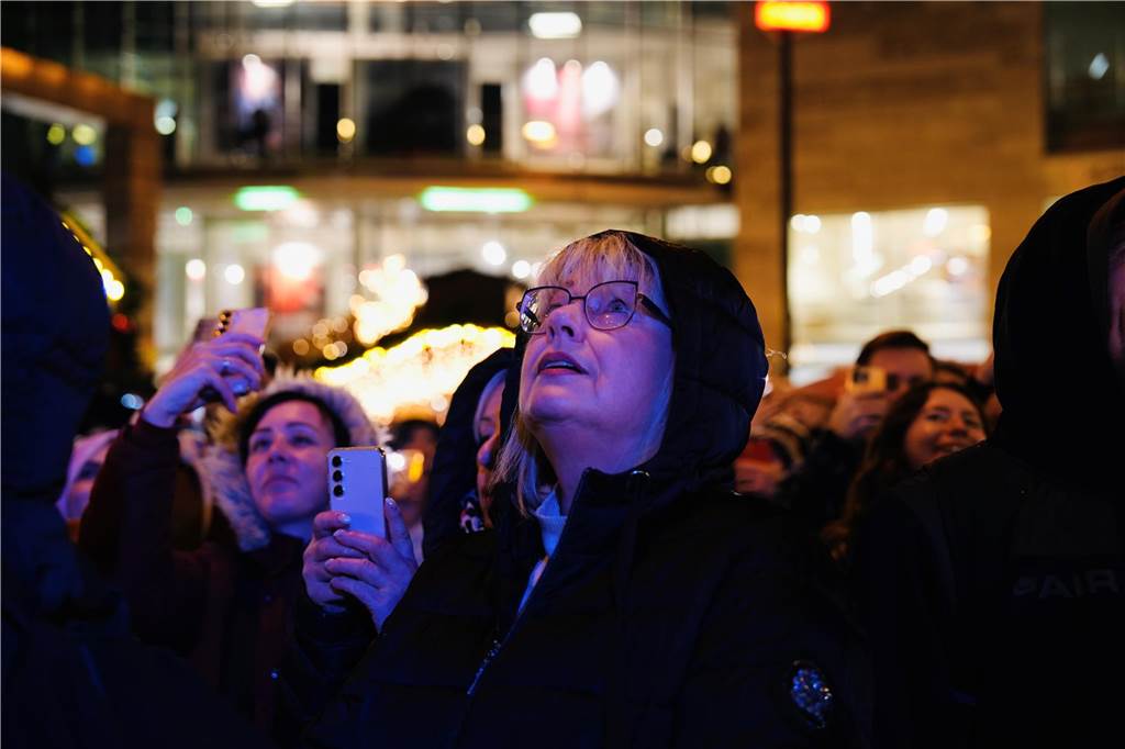 Zur offiziellen Eröffnung des Weihnachtsmarkts am Hansaplatz wurde der Baum das erste Mal erleuchtet. Viele Menschen kamen dafür nach Dortmund.