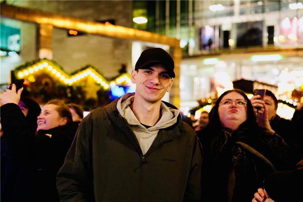 Zur offiziellen Eröffnung des Weihnachtsmarkts am Hansaplatz wurde der Baum das erste Mal erleuchtet. Viele Menschen kamen dafür nach Dortmund.