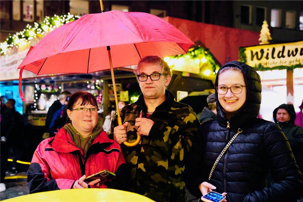 Zur offiziellen Eröffnung des Weihnachtsmarkts am Hansaplatz wurde der Baum das erste Mal erleuchtet. Viele Menschen kamen dafür nach Dortmund.