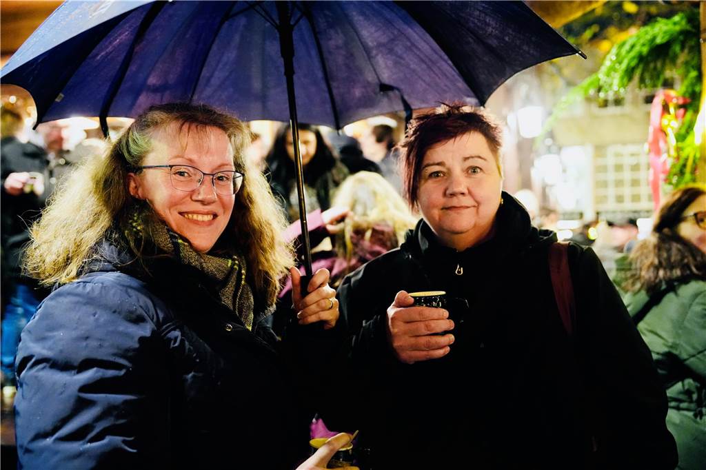 Zur offiziellen Eröffnung des Weihnachtsmarkts am Hansaplatz wurde der Baum das erste Mal erleuchtet. Viele Menschen kamen dafür nach Dortmund.