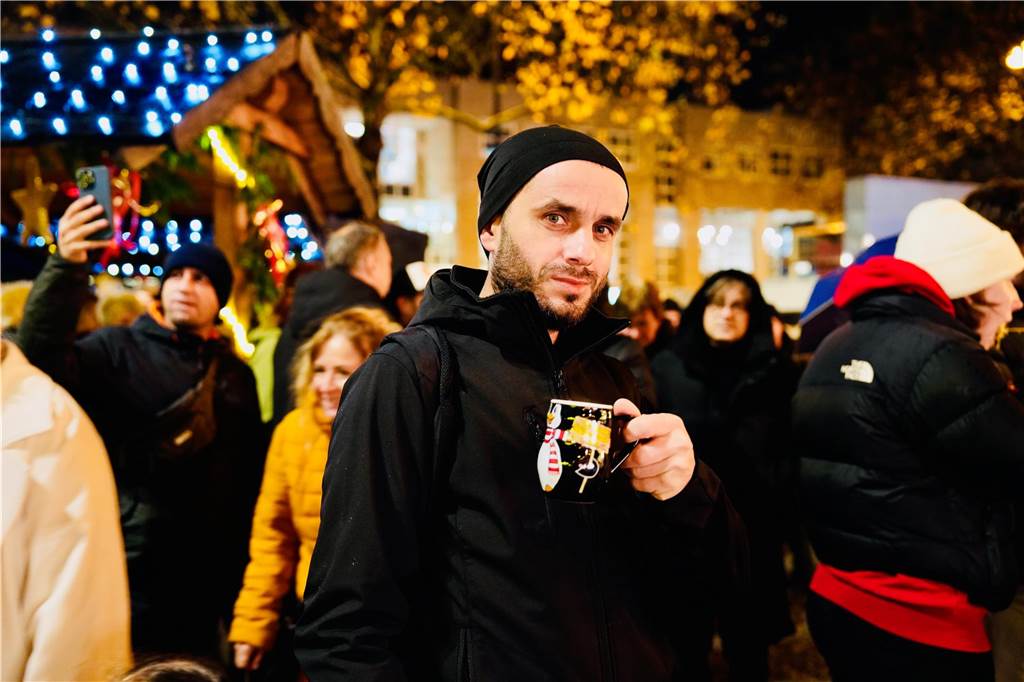 Zur offiziellen Eröffnung des Weihnachtsmarkts am Hansaplatz wurde der Baum das erste Mal erleuchtet. Viele Menschen kamen dafür nach Dortmund.