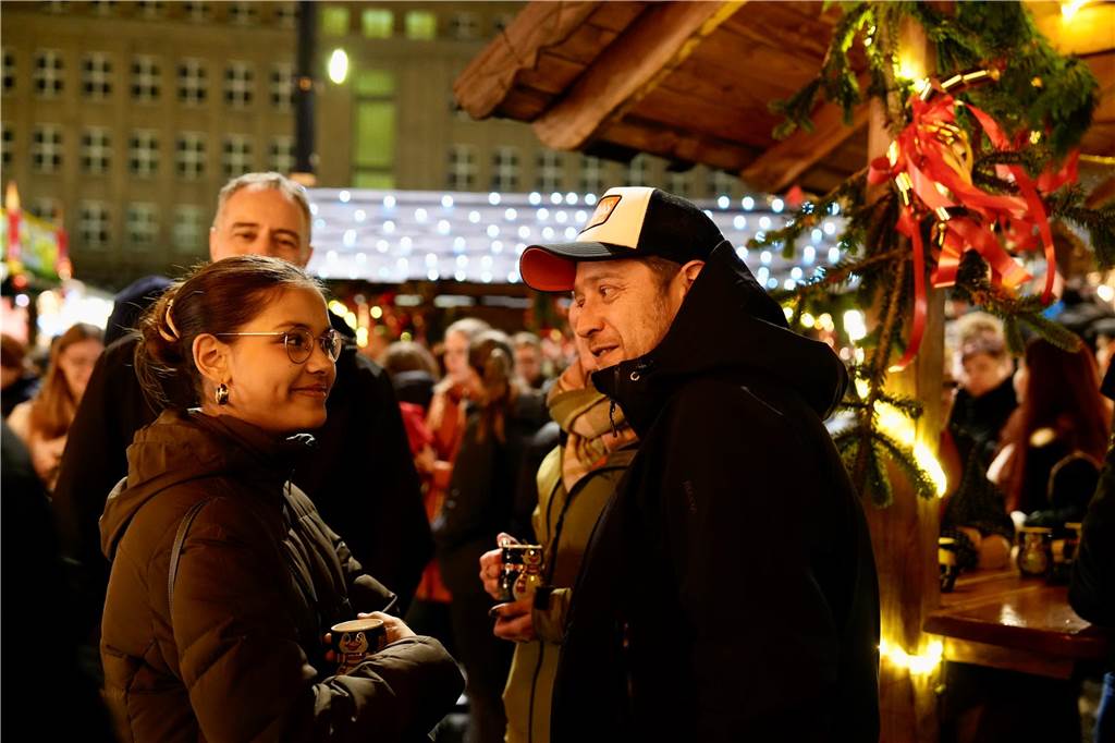 Zur offiziellen Eröffnung des Weihnachtsmarkts am Hansaplatz wurde der Baum das erste Mal erleuchtet. Viele Menschen kamen dafür nach Dortmund.