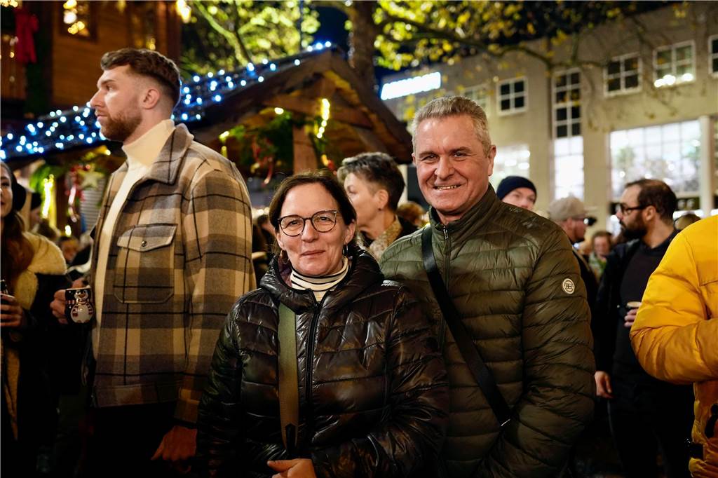 Zur offiziellen Eröffnung des Weihnachtsmarkts am Hansaplatz wurde der Baum das erste Mal erleuchtet. Viele Menschen kamen dafür nach Dortmund.