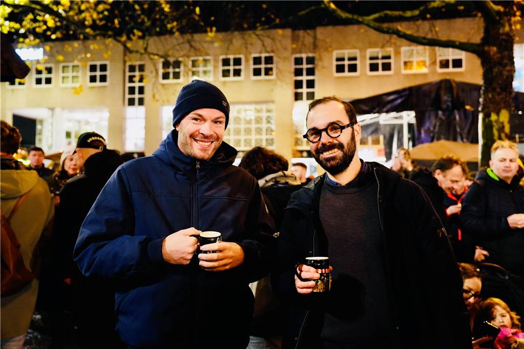 Zur offiziellen Eröffnung des Weihnachtsmarkts am Hansaplatz wurde der Baum das erste Mal erleuchtet. Viele Menschen kamen dafür nach Dortmund.