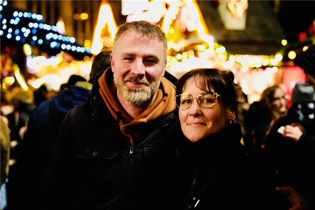 Zur offiziellen Eröffnung des Weihnachtsmarkts am Hansaplatz wurde der Baum das erste Mal erleuchtet. Viele Menschen kamen dafür nach Dortmund.