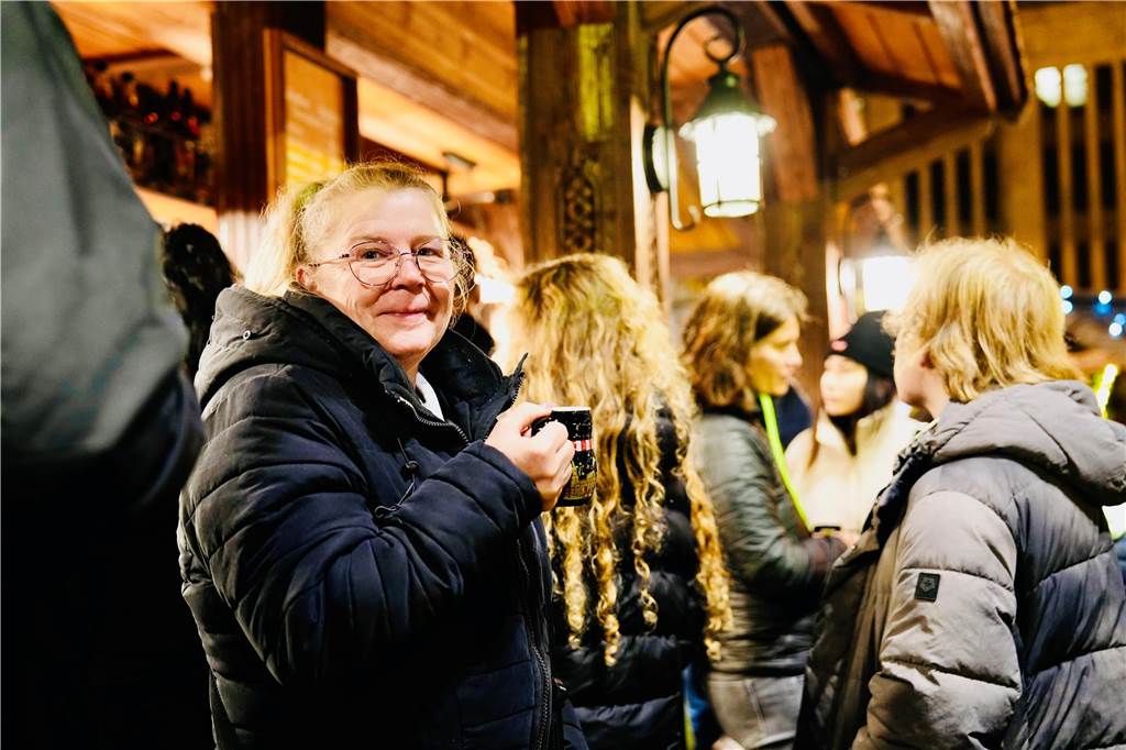 Zur offiziellen Eröffnung des Weihnachtsmarkts am Hansaplatz wurde der Baum das erste Mal erleuchtet. Viele Menschen kamen dafür nach Dortmund.
