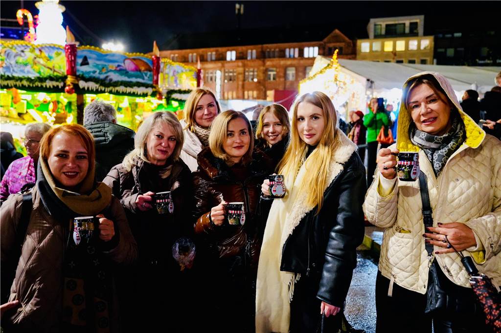 Zur offiziellen Eröffnung des Weihnachtsmarkts am Hansaplatz wurde der Baum das erste Mal erleuchtet. Viele Menschen kamen dafür nach Dortmund.