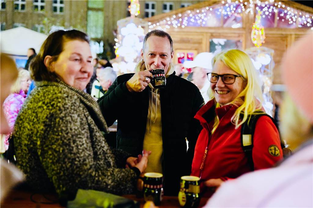 Zur offiziellen Eröffnung des Weihnachtsmarkts am Hansaplatz wurde der Baum das erste Mal erleuchtet. Viele Menschen kamen dafür nach Dortmund.