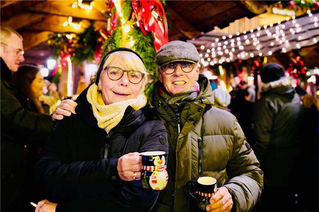 Zur offiziellen Eröffnung des Weihnachtsmarkts am Hansaplatz wurde der Baum das erste Mal erleuchtet. Viele Menschen kamen dafür nach Dortmund.