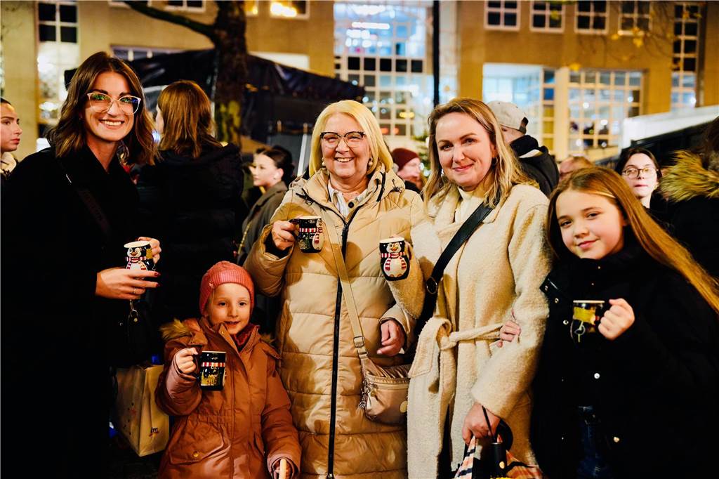 Zur offiziellen Eröffnung des Weihnachtsmarkts am Hansaplatz wurde der Baum das erste Mal erleuchtet. Viele Menschen kamen dafür nach Dortmund.