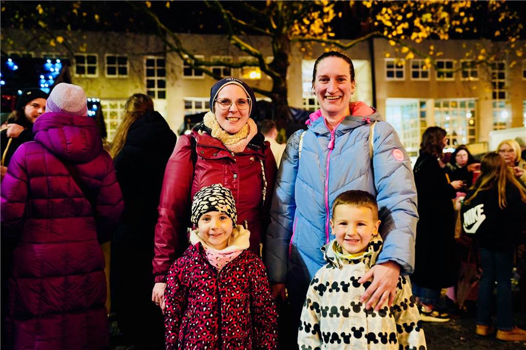 Zur offiziellen Eröffnung des Weihnachtsmarkts am Hansaplatz wurde der Baum das erste Mal erleuchtet. Viele Menschen kamen dafür nach Dortmund.