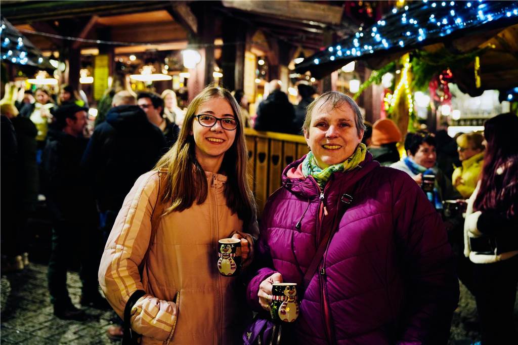 Zur offiziellen Eröffnung des Weihnachtsmarkts am Hansaplatz wurde der Baum das erste Mal erleuchtet. Viele Menschen kamen dafür nach Dortmund.