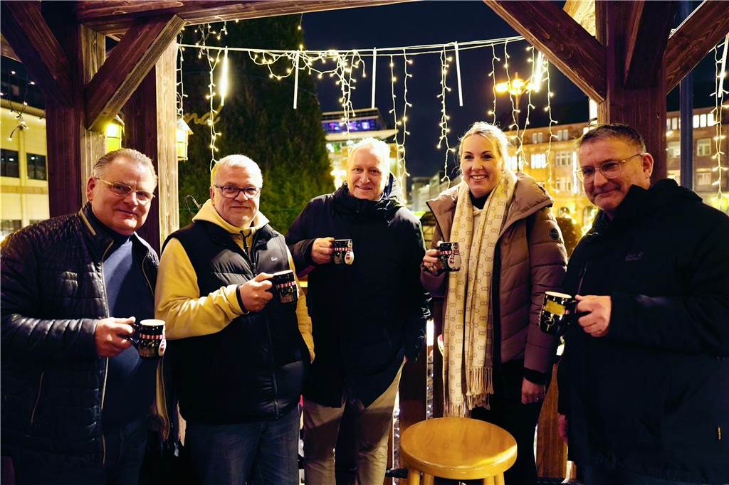 Zur offiziellen Eröffnung des Weihnachtsmarkts am Hansaplatz wurde der Baum das erste Mal erleuchtet. Viele Menschen kamen dafür nach Dortmund.