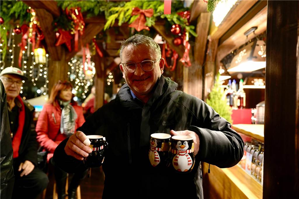 Zur offiziellen Eröffnung des Weihnachtsmarkts am Hansaplatz wurde der Baum das erste Mal erleuchtet. Viele Menschen kamen dafür nach Dortmund.