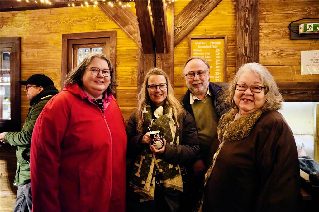 Zur offiziellen Eröffnung des Weihnachtsmarkts am Hansaplatz wurde der Baum das erste Mal erleuchtet. Viele Menschen kamen dafür nach Dortmund.