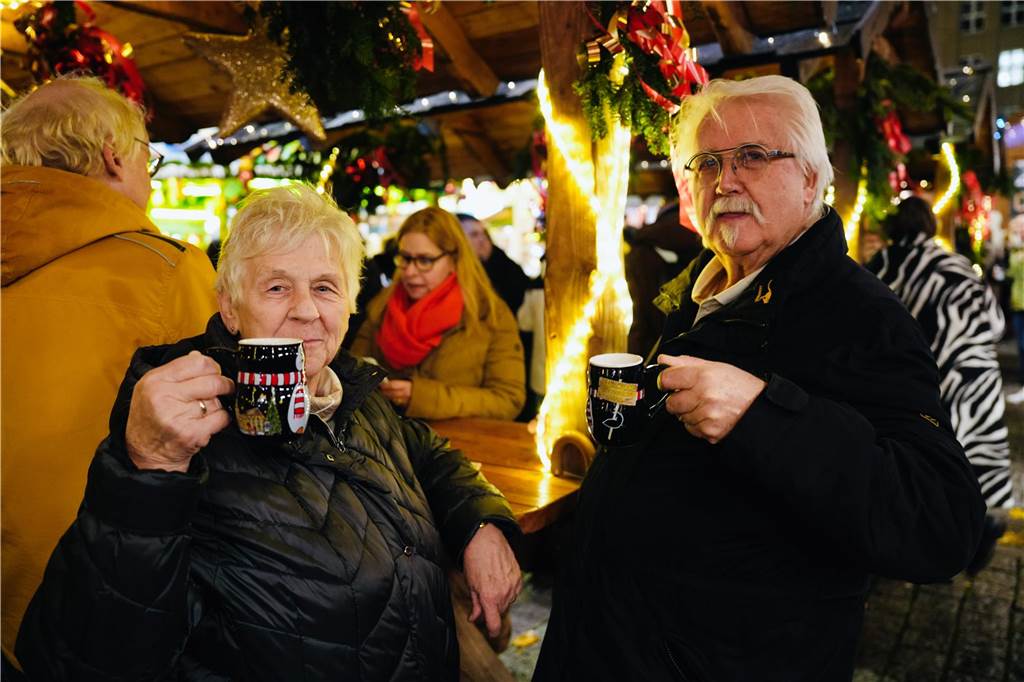 Zur offiziellen Eröffnung des Weihnachtsmarkts am Hansaplatz wurde der Baum das erste Mal erleuchtet. Viele Menschen kamen dafür nach Dortmund.