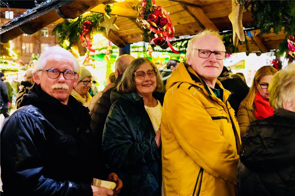 Zur offiziellen Eröffnung des Weihnachtsmarkts am Hansaplatz wurde der Baum das erste Mal erleuchtet. Viele Menschen kamen dafür nach Dortmund.