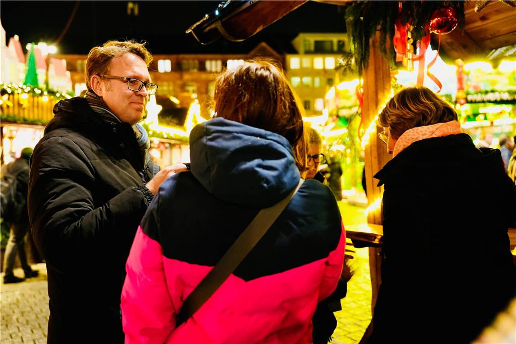 Zur offiziellen Eröffnung des Weihnachtsmarkts am Hansaplatz wurde der Baum das erste Mal erleuchtet. Viele Menschen kamen dafür nach Dortmund.