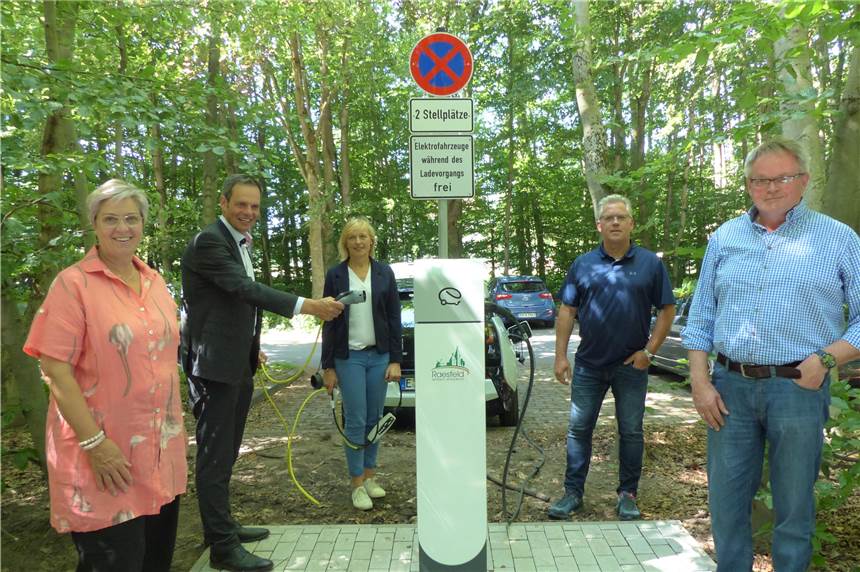 Neue Ladesäule für Elektroautos am Schloss Raesfeld Zur offiziellen Inbetriebnahme trafen sich Diana Brömmel vom Ortsmarketing Raesfeld, Bürgermeister Andreas Grotendorst, innogy-Kommunalmanagerin Monika Schürmann, Bernhard Kösters vom gemeindlichen Bauamt und Westnetz-Mitarbeiter Richard Stegger (v.l.) an der neuen Stromtankstelle.