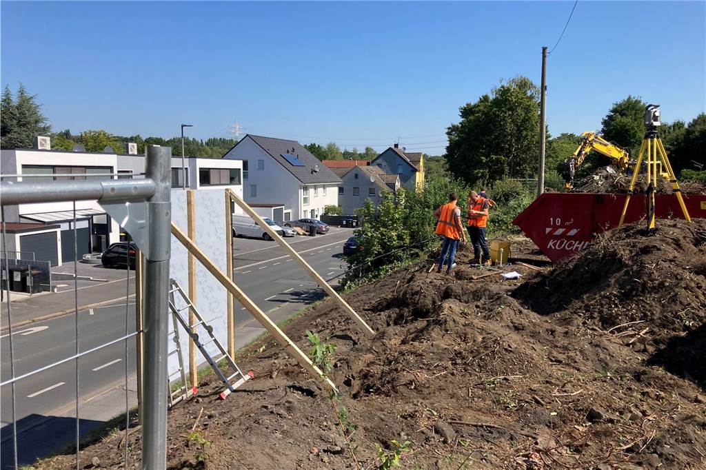 Zugverkehr betroffen: Umbau an Bahnhof im Dortmunder Westen beginnt Zur parallel zum Bahnhof Marten verlaufenden Hangeneystraße gelangten Bahnfahrende bislang nur über eine Treppe oder eine Rampe.
