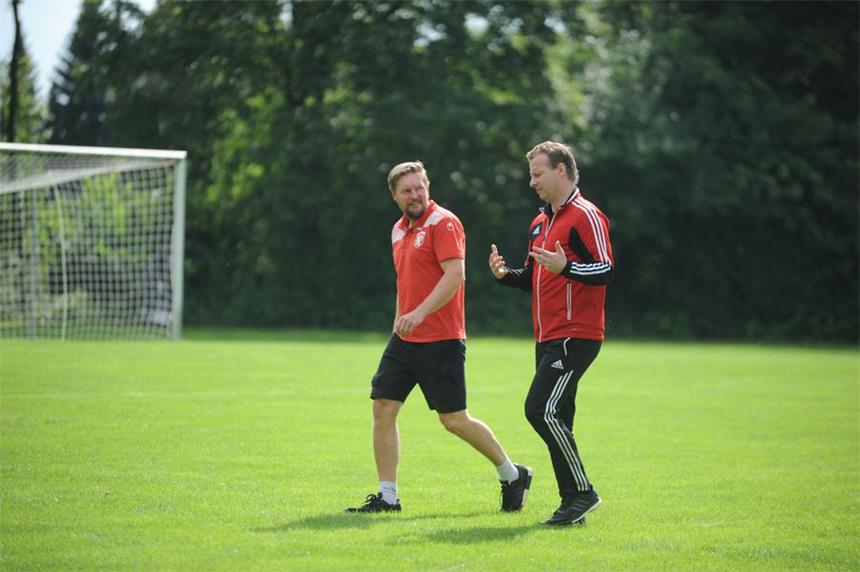So kam der Lüner SV zu seinem ersten Saisonsieg Zur Pause hatten Mario Plechaty (l.) und sein Co-Trainer Andreas Teichmann am Sonntag in Sinsen noch reichlich Redebedarf. Nach dem späten Siegtreffer durch Fabian Pfennigstorf lagen sie sich in den Armen.