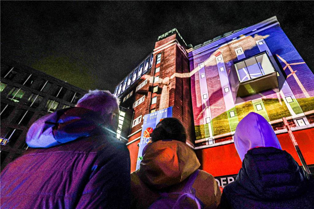 Viele Bilder von der Museumsnacht: „Schön, die Leute wieder unterwegs zu sehen“ Zur Projektionswand wurde die Fassade des U-Turms beim Videomapping.