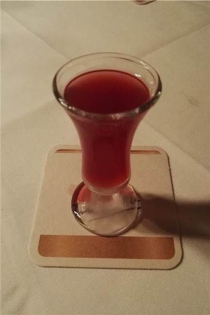 Im gastfreundlichen Akropolis stimmen das Essen und der Service Zur Rechnung gib es einen roten Ouzo aufs Haus. Dabei handelt es sich um eine Mixtur aus verschiedenen Fruchtsäften, Wein und Ouzo. Der Alkoholgehalt hält sich in Grenzen, behauptet der Chef.