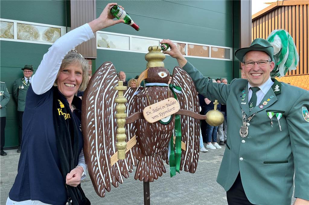 Das Königspaar mit dem Schützenvogel