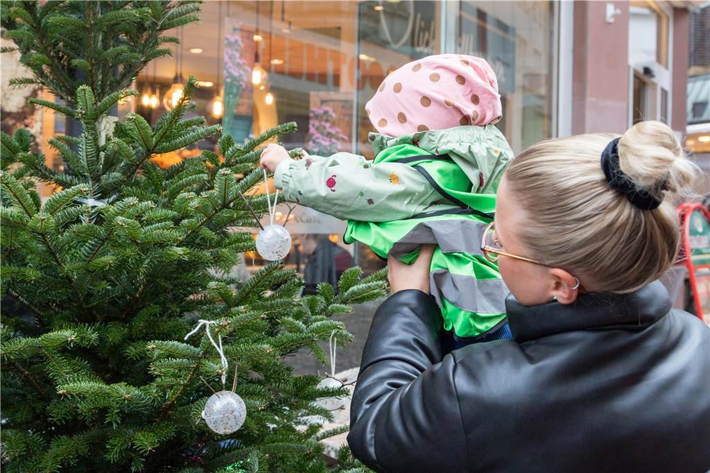 Highlights auf dem Weihnachtsdorf in Castrop: Tannenbaum schmücken, Budenzauber und Irish Folk Zur Tannenbaumschmückaktion sind die kleinen Weihnachtsdorf-Besucher aufgerufen.