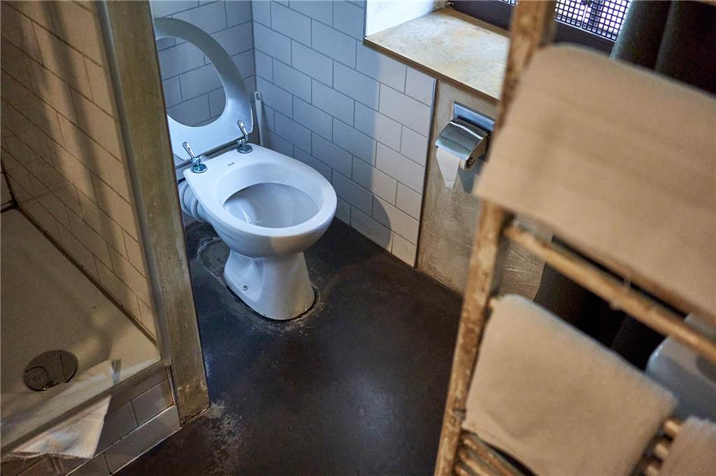 Dortmunds verrücktestes Hotel: Volker Kühnrich steckt seine Gäste in den Knast Zur Toilette gibt es keine Tür – und nur einen hochklappbaren Sitz, keinen Deckel.