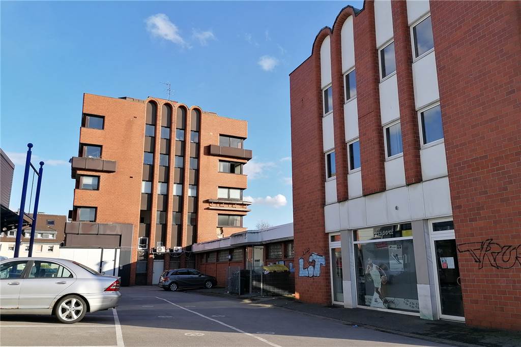Bauruine sucht Bieter: Dortmunder Schandfleck kommt unter den Hammer Zur Versteigerung stehen auch der nordwestliche Turm des Gebäudekomplexes (r.) und die als Parkplatz genutzten Grundstücksflächen.