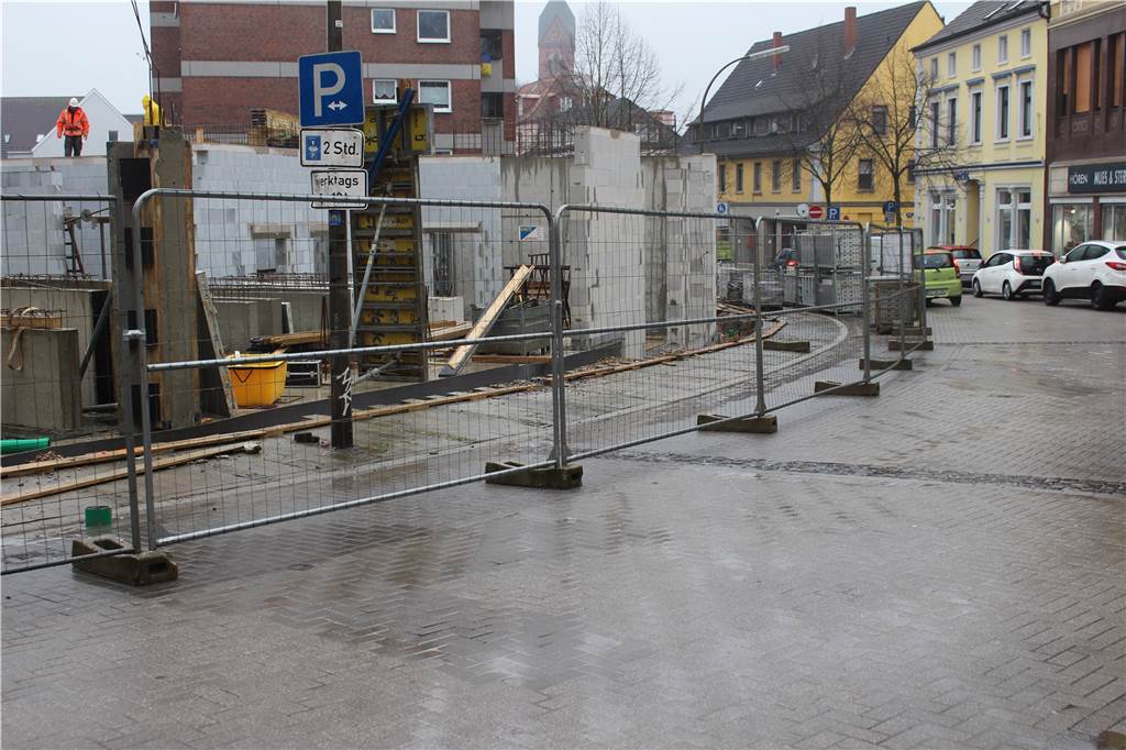 Parkchaos an Limbecker Straße: Lösung wird länger dauern Zur Vorbereitung des Gerüstbaus wurde der Bauzaun auf die Parkplätze gestellt. So fallen neun Parkplätze weg.