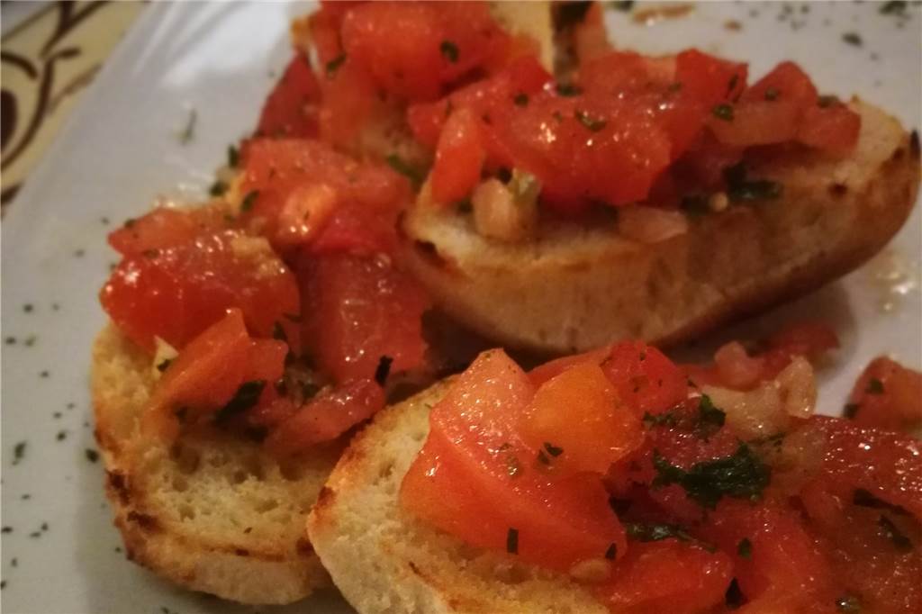 Bei Michele gibt es gutes Essen und familiäre Atmosphäre mit Wiedererkennungswert Zur Vorspeise gab es Bruschetta.