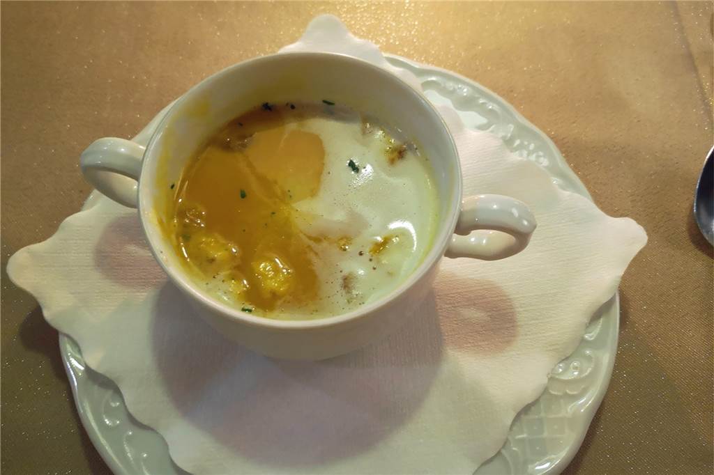 Im Restaurant Zum Yachthafen treffen sich Ausflügler im maritimen Flair Zur Vorspeise gab es eine Kürbissuppe mit Sahnehaube.
