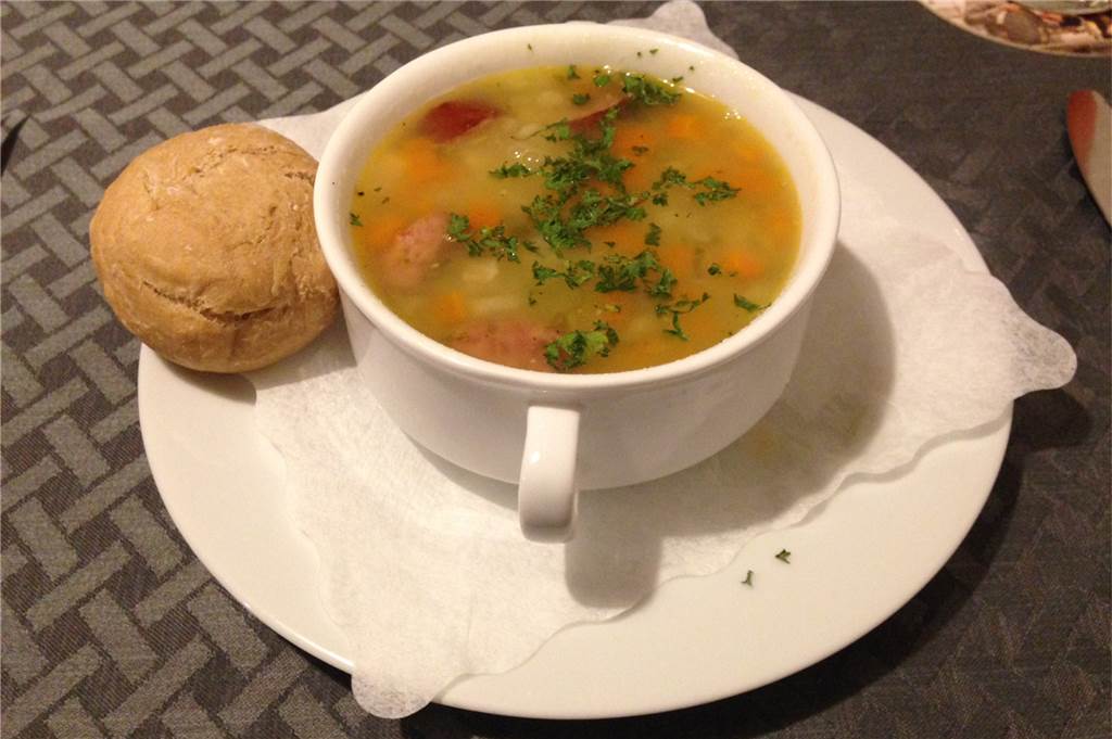 Das Restaurant Külpmanns setzt auf solide Ruhrpott-Küche ohne Schnickschnack Zur Vorspeise gab es Kartoffelsuppe mit Mettwürstchen.