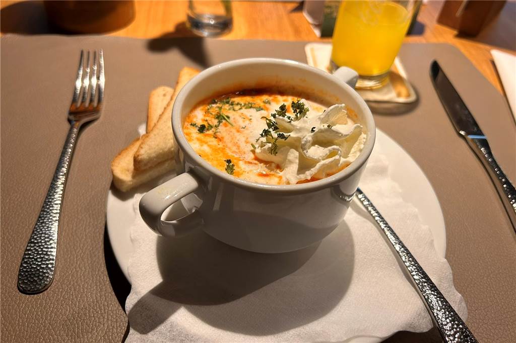 Steakhouse überzeugt mit saftigem Fleisch und gemütlichen Ambiente Zur Vorspeise gibt es eine Tomatensuppe, die geschmacklich überzeugt. Garniert ist sie mit Sahne und Kräutern.