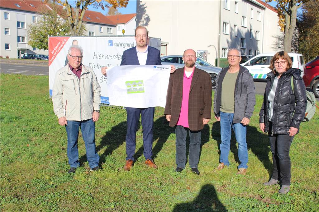 Zwölf Einfamilienhäuser statt Parkplatz: Neuer Wohnpark geplant Zur Vorstellung der Pläne zum Wohnpark Bannenberg hatte Florian Kwiatkowski (2.v.l.) Bezirkspolitiker eingeladen (v.l.): den stellvertretenden Bezirksbürgermeister Peter Spineux, den Fraktionsvorsitzender der Fraktion Die Linke/Die Partei in der Bezirksvertretung Huckarde Ingo Meyer, den Vorsitzenden der SPD Jungferntal Joachim Wybierek und die 2. stellvertretende Bezirksbürgermeisterin Annette Yilmaz.