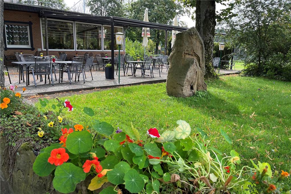 Nostalgie und chinesische Küche: Waldschenke ist Halterns verstecktestes Lokal Garten und Außenterrasse der Waldschenke Hohe Mark