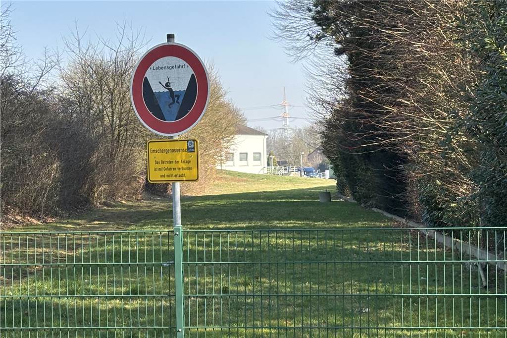 Emschergenossenschaft beginnt mit Brücken-Bau am Martener Bärenbruch Eingezäunte Fläche am Roßbach, im Hintergrund das Pumpwerk Dortmund-Marten.