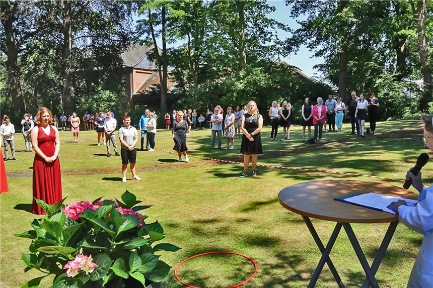 Zeugnisübergabe unter freiem Himmel für Berufsschüler am Canisiusstift Zur Zeugnisübergabe ging es in den Park des Canisiusstifts.